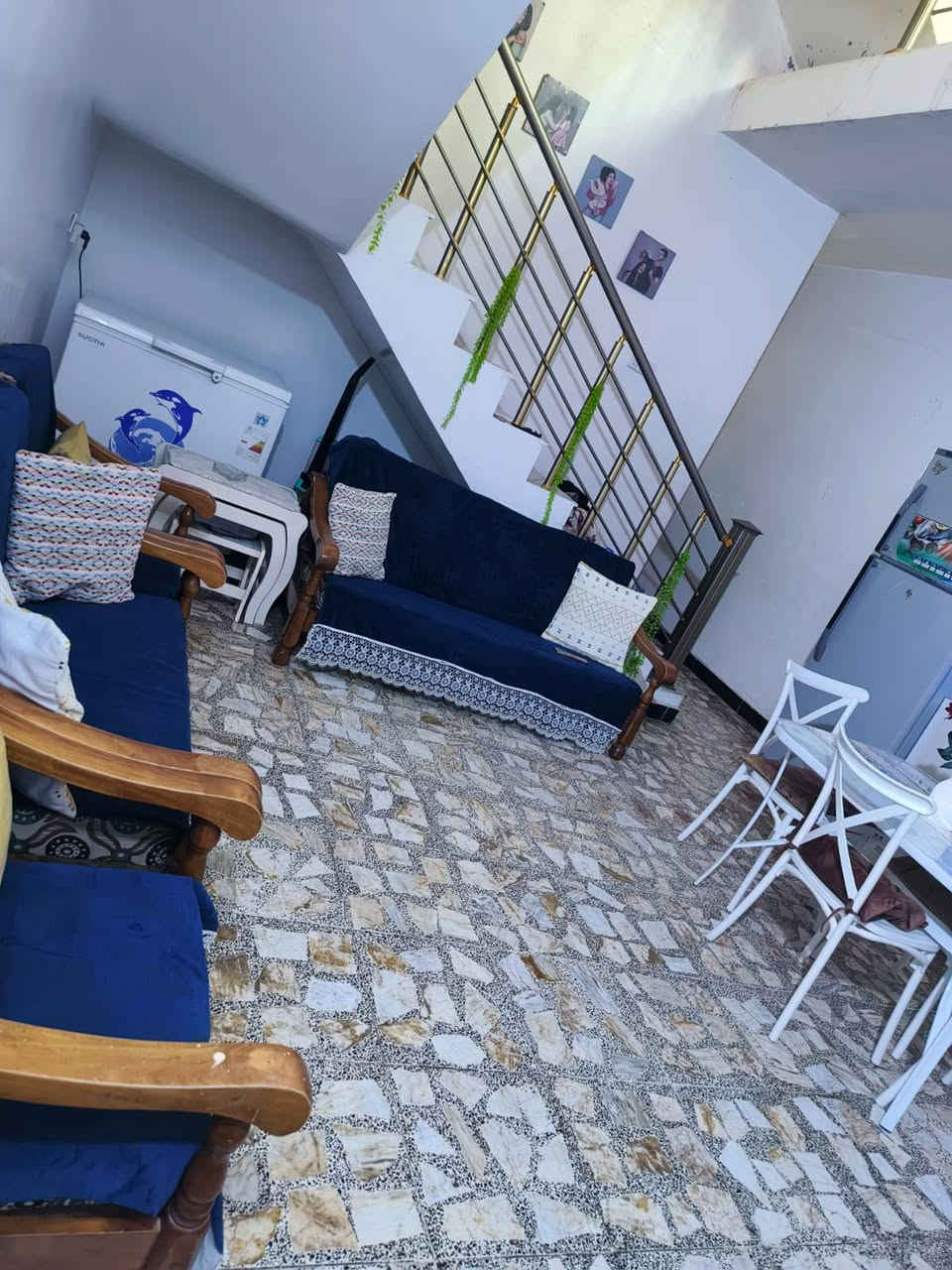 السلام عليكم بيت للبيع شارع اسواق رسل سند اصفر ١٠٠ متر طابق ونص كامل ***********
