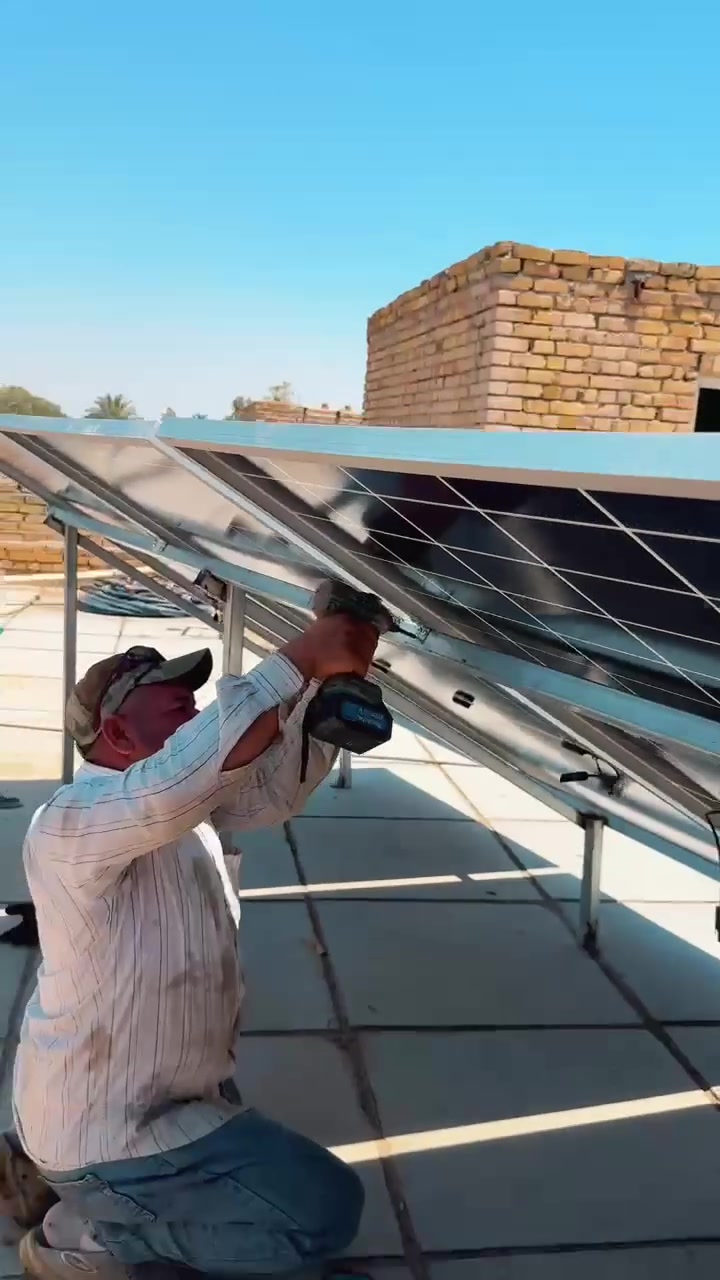 🌞✨ من أجمل المنظومات الاقتصادية وبأسعار خيالية ومواصفات عالمية ✨🌞

🔋 منظومة بقدرة 10 أمبير نهاراً و10 أمبير ليلاً لمدة 3.5 ساعات، مصممة لتوفير أداء ثابت واعتمادية عالية.

✅ لوح فلادلفيا 720 واط وجهين دبل كلاس – 18 بازبار
🔹 العدد: 5 ألواح

✅ انفيرتر KOS POWER من شركة ITEL
🔹 حماية IP54
🔹 ضمان 3 سنوات

✅ البطارية العملاقة شيساج
🔹 خلايا Grade A
🔹 8000 دورة شحن وتفريغ
🔹 ضمان حقيقي واستبدال مباشر

✅ استخدمنا 6 صبات خرسانية بوزن 45 كغم للصبة الواحدة لضمان أعلى درجات الثبات ومقاومة الرياح والعواصف.

💎 وهذه التحفة الفنية أمامكم…
جودة عالية، تثبيت احترافي، وضمان حقيقي يجعل منظومات نور العراق الخيار الأول.

🚚 نعمل في جميع المحافظات العراقية ولدينا عدة فروع لخدمتكم.

📞 للحجز والاستفسار:

🔹 فرع النجف الأشرف
مهدي الخزعلي
📱 ***********

🔹 فرع الديوانية
م. رهام الموسوي
📱 ***********

🔹 فرع المثنى / الرميثة
م. عبدالله ماجد
📱 ***********

🔹 فرع ديالى / المقدادية
الأستاذ طاهر
📱 ***********

🌞 مجموعة نور العراق للطاقة الشمسية
ثقة تُبنى… وجودة تدوم.
