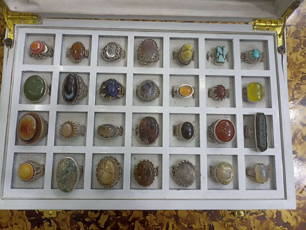 سلام عليكم
شلعه كامله 28 محبس كله اصلي وقديم عيار 925 
للبيع مكامي بغداد البلديات
كلهة بمليون
للستفسار ***********
