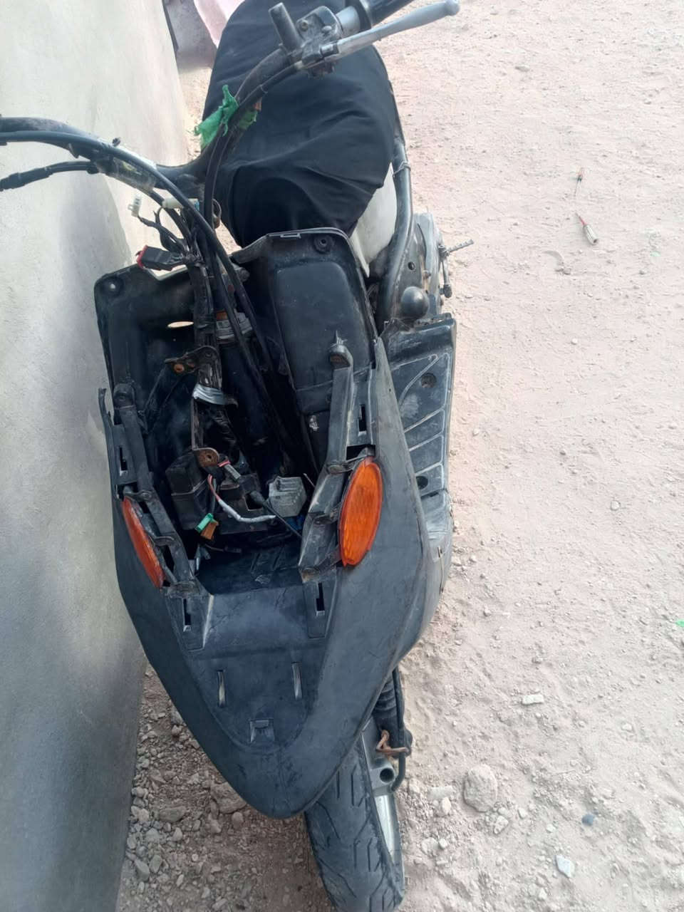للبيع انضف من صوره شرط دراجه مابيهء اي شي كهربايات كلهء شغاله واني فالهن وسعر 90 بيهء مجال شادلهء كابريتر الاصلي وفلتر بانزين الاصلي وبلك اصلي وشغلتهء ودراجه تجي شوفه عينك ماعايزه غير ال كفرات رقمي، ***********.

