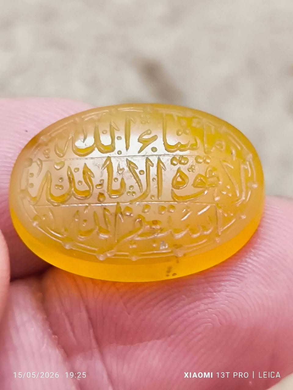 فوائد الأحجار الكريمة ..
قد يتسائل البعض .. كيف يكون الحجر مصدر علاج أو سعادة وهو مجرد حجر ؟ لماذا التختم باليمين دون اليسار ؟ كيف لحجرة صغيرة اسمها العقيق أن تضاعف ثواب الصلاة سبعين ضعفا ؟
هل من الممكن لحصاة خضراء اسمها الفيروزدج ( الفيروز ) أن تساعد على نجاح الإنسان ؟ 
يجب معرفة ان الأسرار التشريعية كالأسرار التكوينية لا تكشف بالشكوك ولا بالشبهات. فهذه التساؤلات الإستنكارية تشبه تساؤلات تقول: كيف النار تحرق ؟ ولماذا الماء مركب من الأكسجين والهيدروجين ؟ وكيف يمكن أن يسير الضوء بسرعة 182 ألف ميل في الثانية ؟

هذه التساؤلات التشكيكية لاتكشف سرا ولا تغير حقيقة .. وليس المهم أن نعرف السبب بقدر مايهمنا معرفة المسبب .. أي أنه من المهم أن نعرف أن النار تحرق لنستخدمها في الأغراض الإيجابية وأن الماء يتركب من الأكسجين والنيتروجين لنستطيع تركيبه وتحليله .. الخ .

وكما في مجال التكوين .. كذلك مجال التشريع , فالمهم في الدرجة الأولى أن نعرف فائدة التختم وأن التختم باليمين أفضل من اليسار . وأن التختم بالعقيق يضاعف ثواب الصلاة و الفيروزدج يساعد على النجاح .
فالأحجار الكريمة ذكرت في القرآن ومنها الياقوت والمرجان واللؤلؤ و غيرها .. وفضلها في الدنيا ليس للنظر إليها فقط وليس لكونها زينة .. فالمعادن تحمل طاقات علاجية مثبتة علميا ..


**إذا كنت صاحب هذا الإعلان وتريد حذفه لأي سبب، رجاءا أرسل رسالة إلى الدعم الفني**