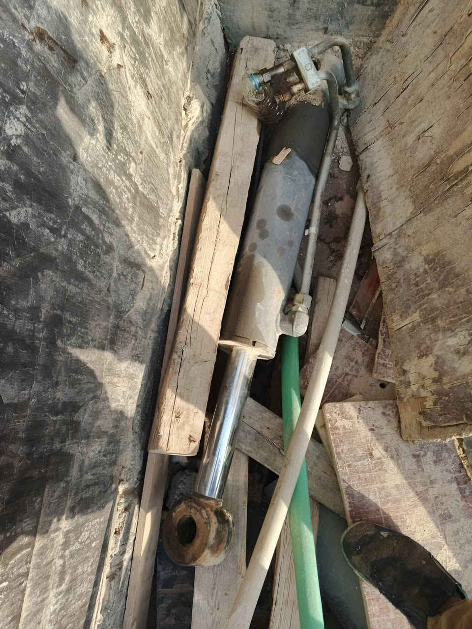 السلام عليكم عندي غراض حفاراه للبيع  ***********
