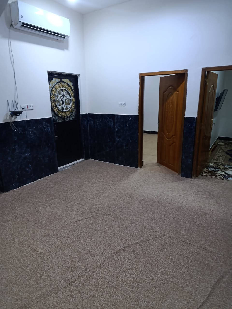 السلام عليكم بيت للبيع الفيروزية شارع 11 مساحته 171 متر طابقين غرفتين جوه وغرفتين فوك ديوانيه جبير 6ونص طول 4ونص عرض وصاله جبير وفوك صاله هم جبير ومشتملات طابوزراعي سعره 130 مليون بناء بلوك رقمي ***********
