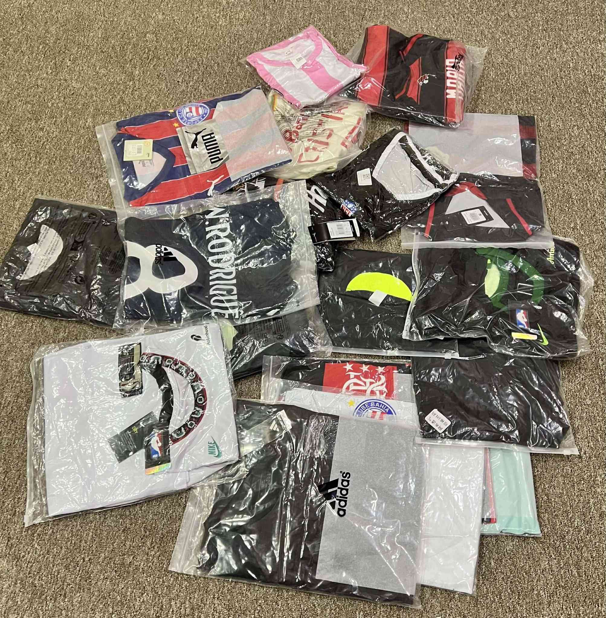 السلام عليكم
تيشرتات اندية اوربية نسخة لاعب مو نايلون مال سوك 

صناعة اوربي اصلي وارد برازيل 

قياسات سبابية تقريبا عددهم 50 قطعه بسعر مناسب

رقم الواتساب
***********
