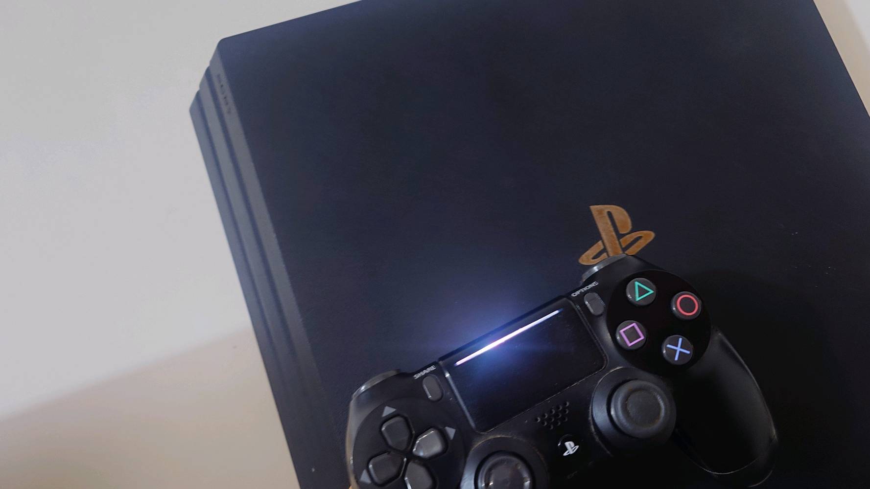 بلي 4 برو مهكر اصدار 11 نظافة 100 كامل ملحقاته جوستك الاصلي والكيبلات بي 10 العاب قوية السعر 330 الف مجال  بسيط عنواني بغداد اي استفسار عالرقم ***********