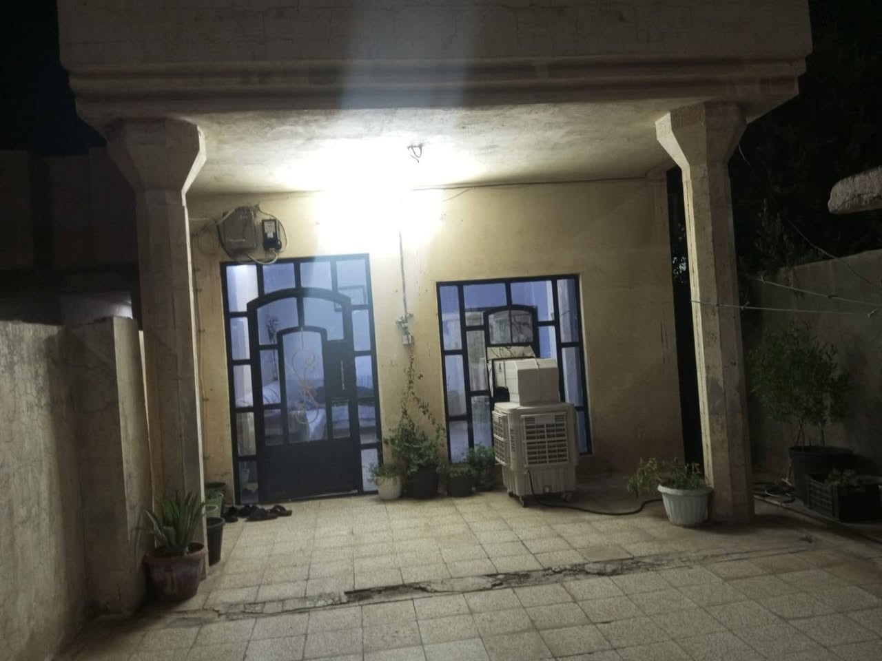 دار للبيع مساحه 200 متر الواجهيه 6/66 والنزال 30 القادسية شارع ابو عقرب على شارع 30 طابق واحد غرفتين نوم 
السعر 85 مليون وبي مجال 
***********
***********
