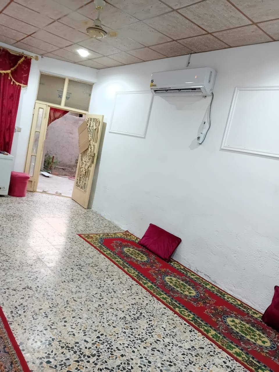 بيت 200متر
طابقين البيت

٣غرف ٢جوه ١فوك
البيت قريب عله الشارع و تبليط من الباب الشارع السعر ٤٢
***********

