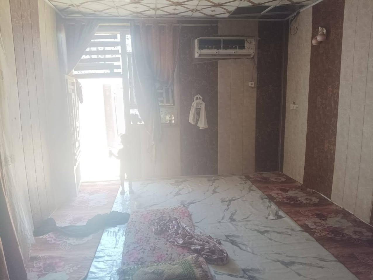 السلام عليكم بيت للبيع في كربلاء المقدسة  يصلح حسينه شارع طريق نجف كربلاء عمود 1242قرب جامعه العميد يبعد عن الشارع العام 30 مساحت البيت 300متر غرفتين نوم وصاله ومطبخ واستقبال للستفسار التصال عل الرقم ***********
