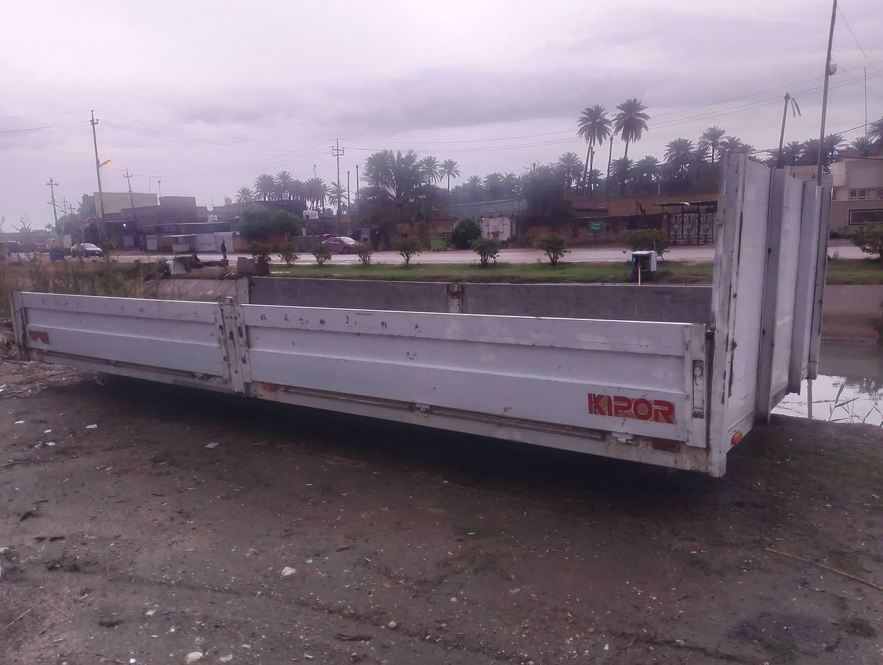 سلام عليكم بدي جناب للبيع المنيوم وارضيته بليت حديد نظافته 80 بالميه ب10اوراق وبي مجال طول 6متر عرض 250  
***********
