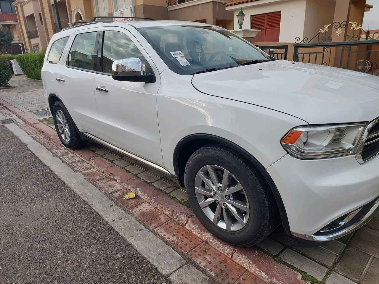 دوج دورنكو خليجي وكالة ٢٠١٨ ماشية ٩٥ الف كيلو السيارة بأسمي جاهزة من كلشي هزة ١٠٠% وسنوية جديدة السيارة كلش نظيفة وعلى ايدي 
كلين تايتل 
المواصفات
سقف سلايد
تشغيل عن بعد 
٣ كير (ستيرن وعادي و اوتوماتيك)
كشن كهرباء
فول تحكم ستيرن والمواصفات المعروفة بل sxt
السعر ٢٦٣ ورقة ومجال بسيط
مكان السيارة اربيل
***********
