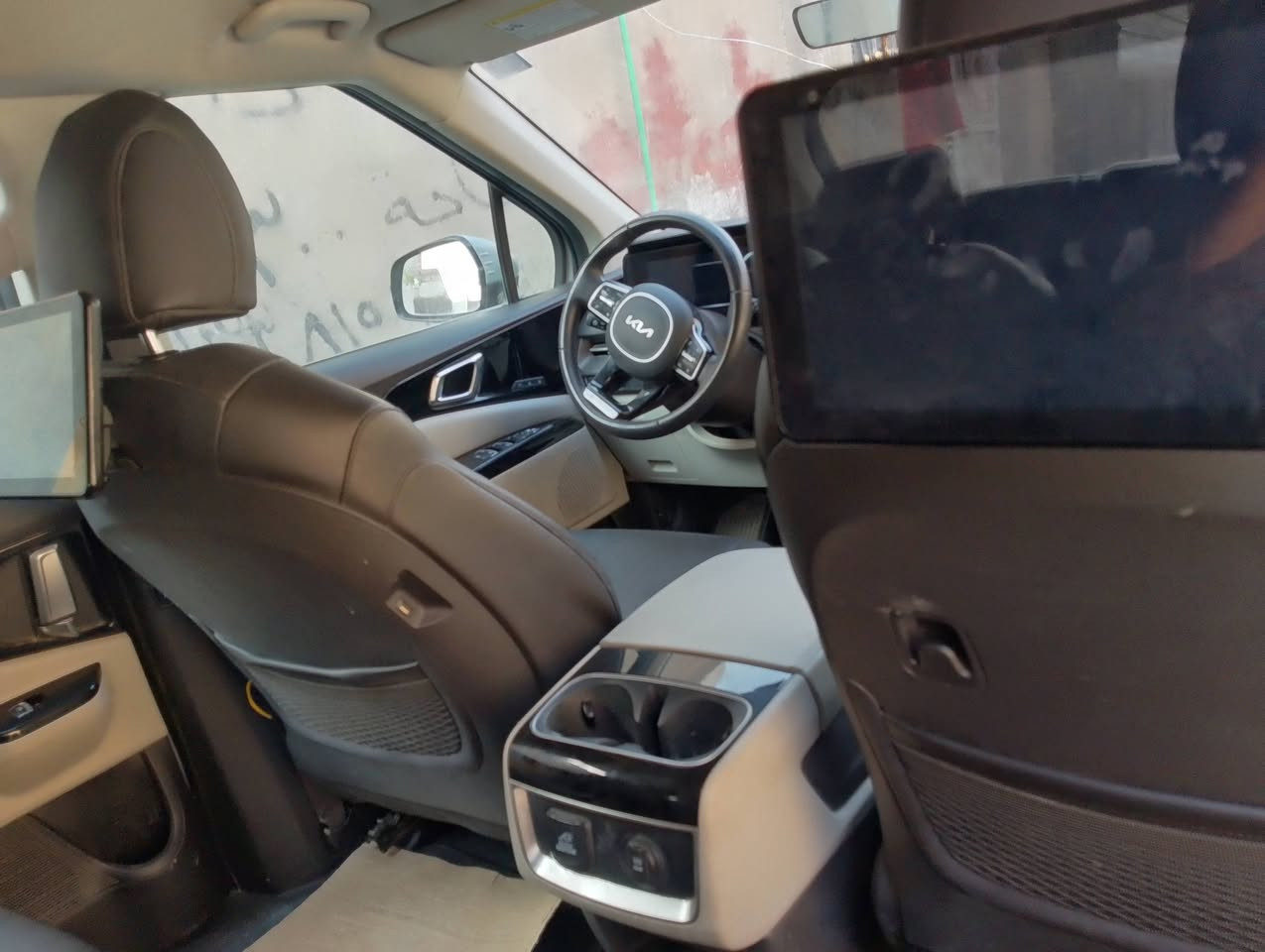 السلام عليكم من رخصت الادمن كيا كرنفال موديل 24 وارد امريكي للبيع او مراوس حسب القناعه  فئهSX فول حادثه تبديل جاملغ. بنيد ودعاميه نفس الون مواصفات رقم بغداد بااسمي مكان السياره بابل القاسم رقم تلفون السعر 290 ***********
