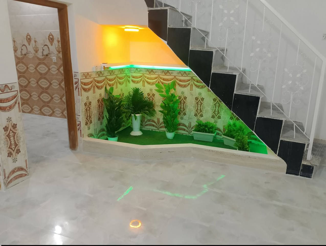 السلام عليكم ورحمه الله وبركاته 

🏡 دار للبيع مع الأثاث الكامل 🏡
فرصة مميزة للسكن والاستثمار، دار مؤثثة بالكامل وبأثاث جديد جداً، موقع ممتاز وخدمات متكاملة.
📐 المساحة: 125 متر
🔹 الطابق الأرضي: استقبال، غرفة، صالة، مطبخ، صحيات داخلية وخارجية.
🔹 الطابق الثاني: غرفتان مع سويتين كاملتين.
🔹 الطابق الثالث: غرفة زيتونة وسطح.
✅ الأثاث كامل وجديد ✅ سبلت جديد ✅ كاونتر جديد ✅ ديوان بالصالة ✅ تتوفر جميع الخدمات (ماء، كهرباء، تبليط)
📍 الموقع: خلف معرض الأسدي
💰 السعر: 95 مليون دينار قابل للتفاوض
للاستفسار والمشاهدة يرجى الاتصال على الرقم: ***********
