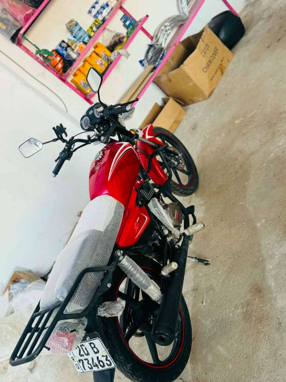 السلام عليكم
شاينك عراقيه 🇮🇶 
مكينه 150cc تبريد دهن
كير تعليك 1N2345⚙️ 
لون أحمر ❤️ 
كهربائيات بلاديه🔌 
تخم تاير جوه 
باتري جديد 🔋 
مرقم ديالى لوحتين انكليزي 
بإسمي شرط التحويل 
ماشي شي قليل 
السعر  (مليون و٧٠٠)وبيه مجال
المكان بعقوبة
جسر الجورجية خرنابات
الأستفسار على الرقم ***********☎️

