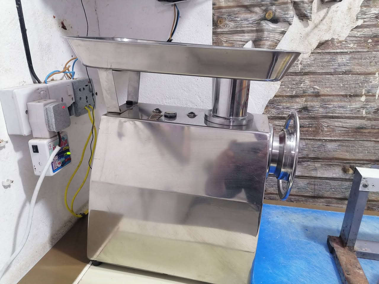 براد ايگور للبيع 
شرط الشغل 
مع مثرامة لحم المانية 
للبيع 
مكاني واسط الموفقيه 
***********
