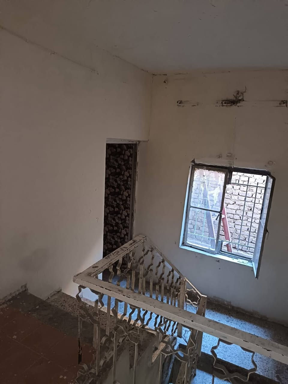 السلام عليكم بيت للايجار في الصليخ 
يحتوي علئ طابقين 90م 
الطابق الاول هول ومطبخ وخدمات
الطابق الثاني غرفتين وحمام
السعر 550 وبيها مجال
***********

