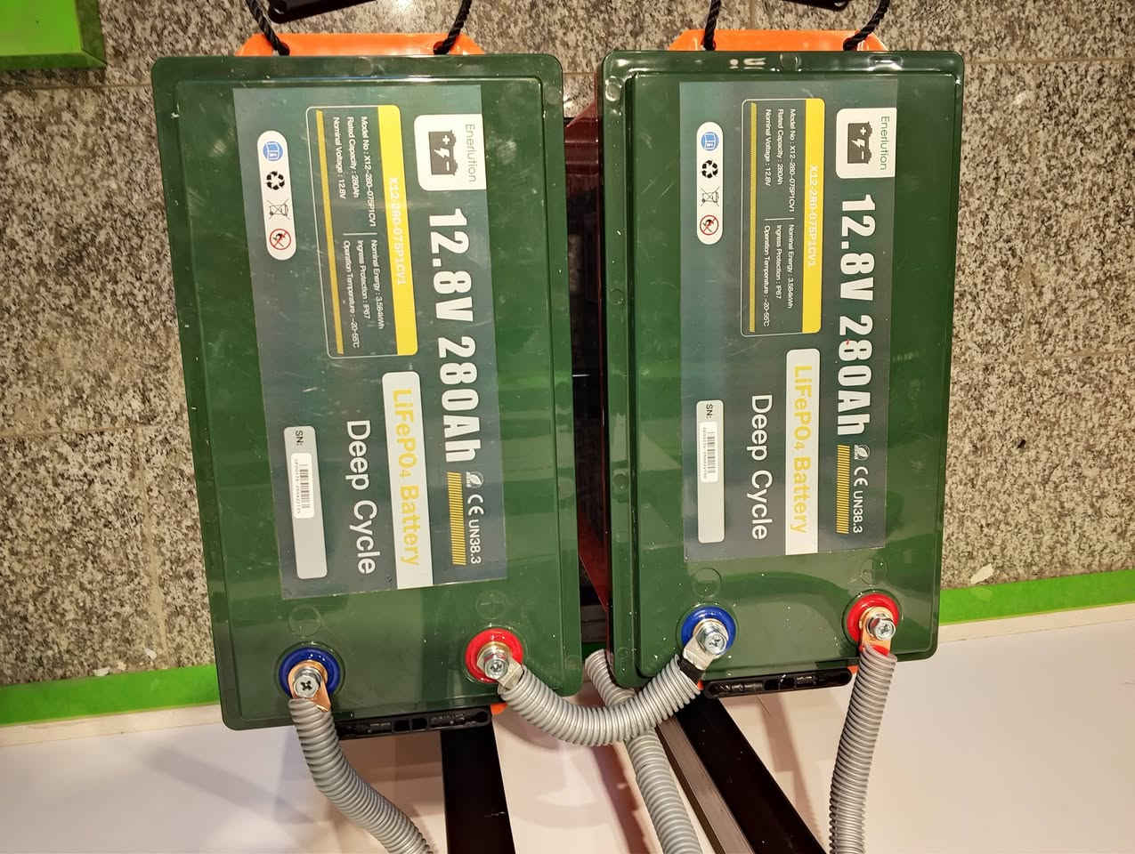 كهرباء ماكو سويتلكم منظومه اقتصاديه توصل ل٨ امبير 
تتكون من
انفيرتر ٤,٢ك مع واي فاي 
بطاريتين ليثيوم ٢٨٠ امبير
مع بورد الحمايه 
وتكدر تربطلها الواح 
بغداد القاهره 
ويوجد توصيل لكل العراق 
***********
