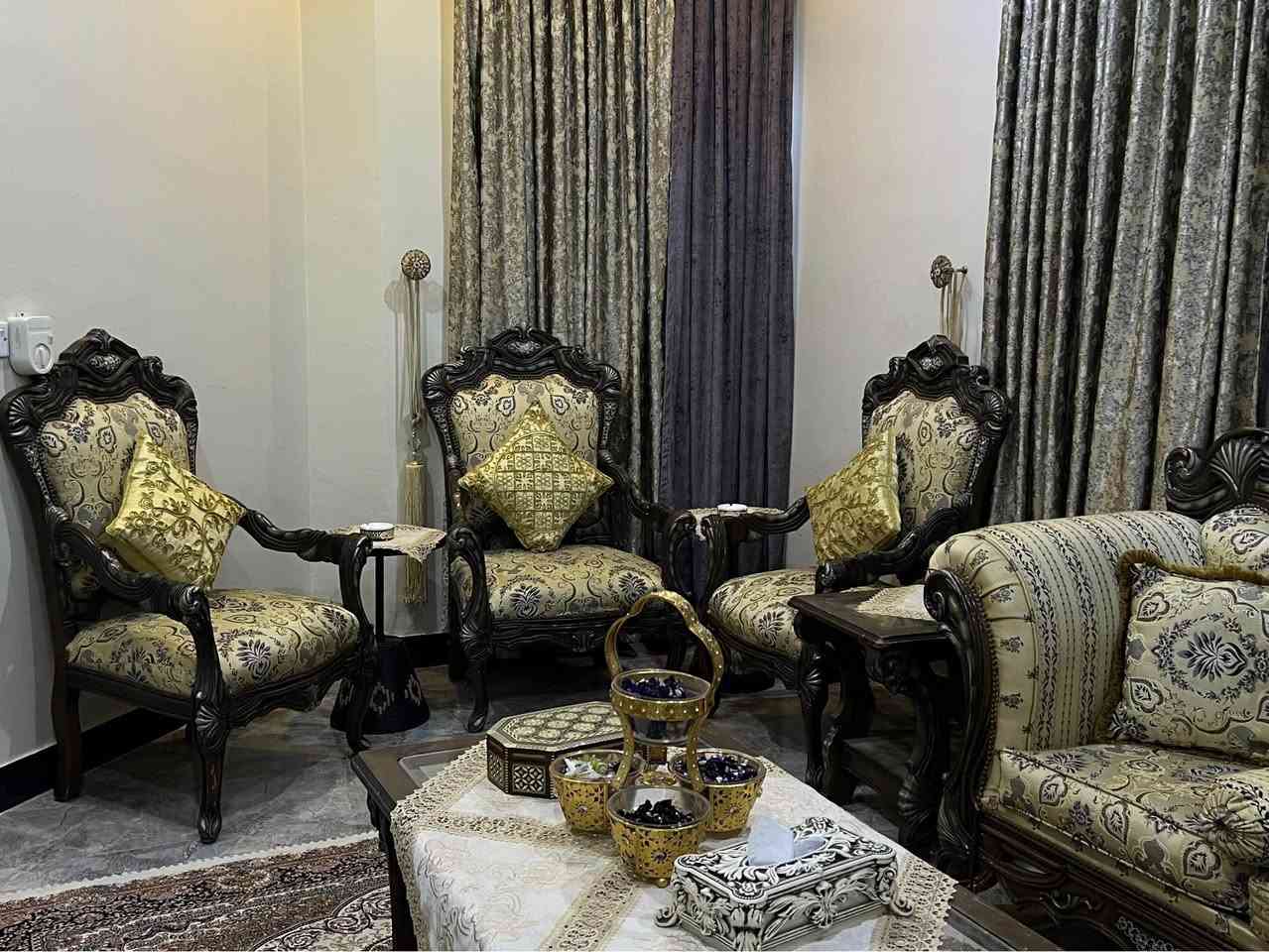 تخم قنفات ملكي 
اللون:اوف وايت مطعم ب ذهبي 
يحتوي على اربع قطع كراسي وقنفة ثلاثية و قنفة ثنائية 
مع طبلة وسطيه وطبلات اثنان جانبيات
السعر 650 وبي مجال
للأستفسار *********** الرمادي, الأنبار
