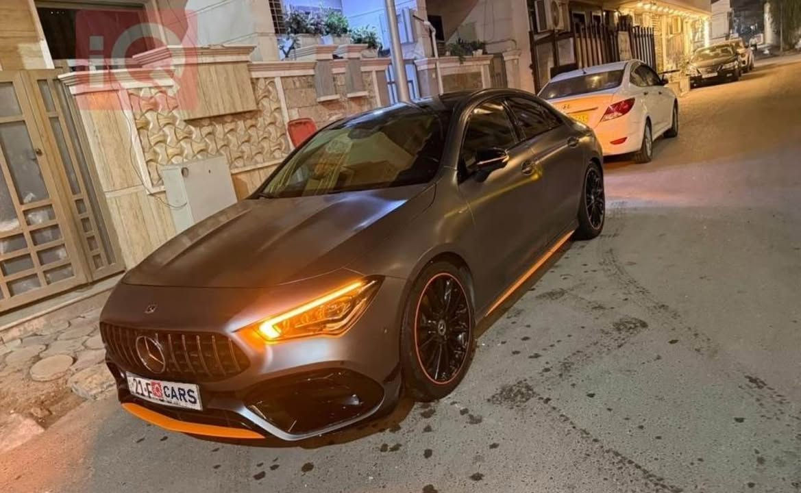 للبيع — Mercedes-Benz CLA C118 AMG Line – Edition 1 (Orange Art / Launch Edition) 2019

أول إصدار خاص نزل مع الجيل الجديد من CLA لسنة الإطلاق فقط،
نسخة محدودة صممتها مرسيدس لتعطي شكل وروح CLA45 AMG من المصنع مباشرة، وليس تعديل لاحق.

⸻

مميزات Edition 1 الأصلية
 • حزمة AMG كاملة خارجية
 • تفاصيل Orange Art البرتقالية الأصلية (خارج وداخل)
 • جنوط 19 إنج رياضية خاصة بالإصدار
 • Black Sport Package
 • شبك رياضي Diamond
 • ديفيوزر وجناح رياضي
 • مقاعد سبورت بخياطة برتقالية
 • إضاءة محيطية متعددة الألوان
 • تصميم أقرب لفئة AMG من حيث الشكل والهوية

⸻

الإضافات على السيارة
 • كت CLA45 AMG كامل
 • لون نفطي مطفي بلادي
 • حماية PPF
 • تضليل ألماني بلادي 87% خلفي (بموافقة رسمية) + 50% أمامي
 • الجامات الخلفية بلادي — رؤية واضحة من الداخل وعتمة كاملة من الخارج
 • صدر أمامي جديد أصلي مستورد من ألمانيا قبل شهرين
 • نظام تعليق هوائي (راحة أعلى من فئتها)

⸻

الحالة

المسافة: 110,000 كم

بشفافية:
 • ضربة مصبوغة باب السائق والباب الخلفي جهة السائق
 • الرفرف الخلفي جهة الراكب مرجّع BDR
(دون تأثير ميكانيكي)

مصروف على السيارة قرابة 4000$ بقطع أصلية مستوردة مباشرة من ألمانيا.

⸻

السعر: 29,000$
مجال بسيط للجادين فقط

سيارة تختلف عن نسخ CLA الاعتيادية، إصدار إطلاق محدود بهوية خاصة لمن يبحث عن نسخة مميزة وليست مجرد موديل

للتواصل

+964 770 810 2398 بغداد, العراق


**إذا كنت صاحب هذا الإعلان وتريد حذفه لأي سبب، رجاءا أرسل رسالة إلى الدعم الفني**