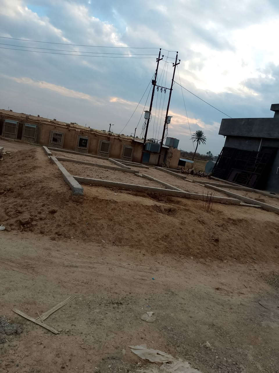 السلام عليكم ارض للبيع مساحتها 500..متر .. مع اساس خريطه كامله ارتفاعها 90سانتيم +.بلوعه جاهزه 4*5 والباقي موضح بلصوره.  ***********
