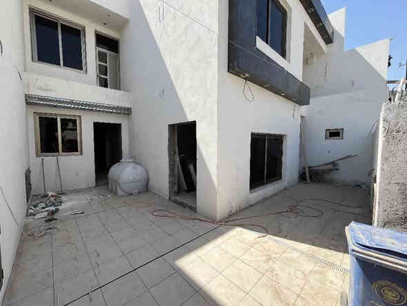 🔱 دار تجاري حديث ( زيرو ) للإيجار في منطقة الكرادة 🔱

الموقع📍 : الكرادة داخل - قرب تقاطع سبع قصور

⭕ المساحة : 250 م

⭕ الواجهة : 12,5 م

⭕ المشيدات : ثلاث طوابق

🏡 التقسيم الداخلي :
🔺 الطابق الأرضي : صالة - مطبخ حار و بارد - غرف عدد ٣ ( ٢ منهم سويت ) - حمام
🔺 الطابق الأول : غرف نوم عدد ٥ ( ٢ سويت ) - بلكونة عدد ٢
🔺 الطابق الثاني : بيتونة - سطح

🔥 مميزات إضافية : 
🔺كراج  
🔺يقع بين الكرادة داخل و الكرادة خارج

⭕ طريقة الدفع : سنويًا

⭕ السعر الإيجار : عند الإتصال او حضورياً 📞

⭕ للإستفسار : ( الواتساب متاح ) 📱
*********** 

⚠️” تحذير : هذا العرض قد يختفي قبل أن تقرر !“

🟢 نستقبل عروض البيع ، الشراء ، الإستبدال ، إدارة الأملاك ، و الإيجارات بأنواعها ( سكني ، تجاري ، خدمي ) 🟢

عنوان المكتب📍: بغداد - الكرادة داخل - قرب مطعم الصبايا - فرع مدرسة لبنان ( موقعنا مثبّت على Waze , Google maps ) 

#البارق_للعقار
بغداد بغداد
