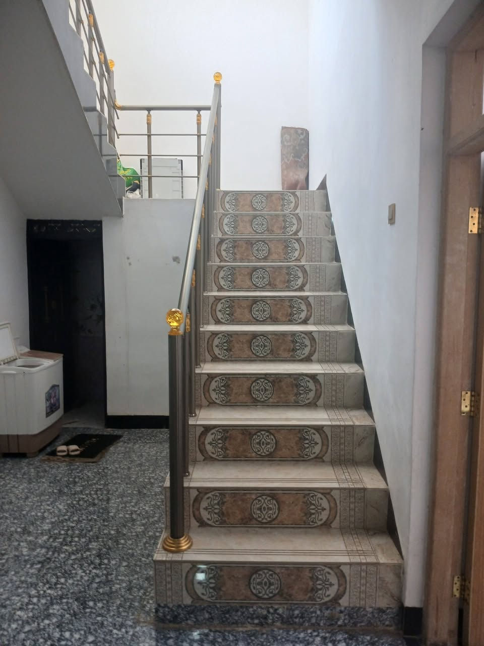 دار للبيع طابق واحد 200متر الرمادي حي الاكراد الجهة الجديدة قرب جامع الصالحين وقريب على كورنيش التأميم وجسر الحوز المؤدي لمركز المدينه شارع تبليط و مجاري شارع مرتب يتكون من غرفتين نوم و ديوانية و هول و صاله ومطبخ زائد كراج و حديقة الاتصال ***********
