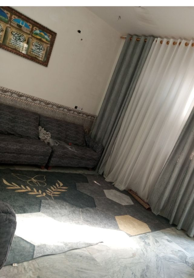 مشتمل 50 للبيع شارع 20 حي الرئاسة المنطقة الخلف معمل الغاز خلفية البيت كامل من الداخل استقبال وصالة ومطبخ وخدمات والطابق الثاني نوم وصالة وحمام كبير السعر 50 وبي مجال 
***********
