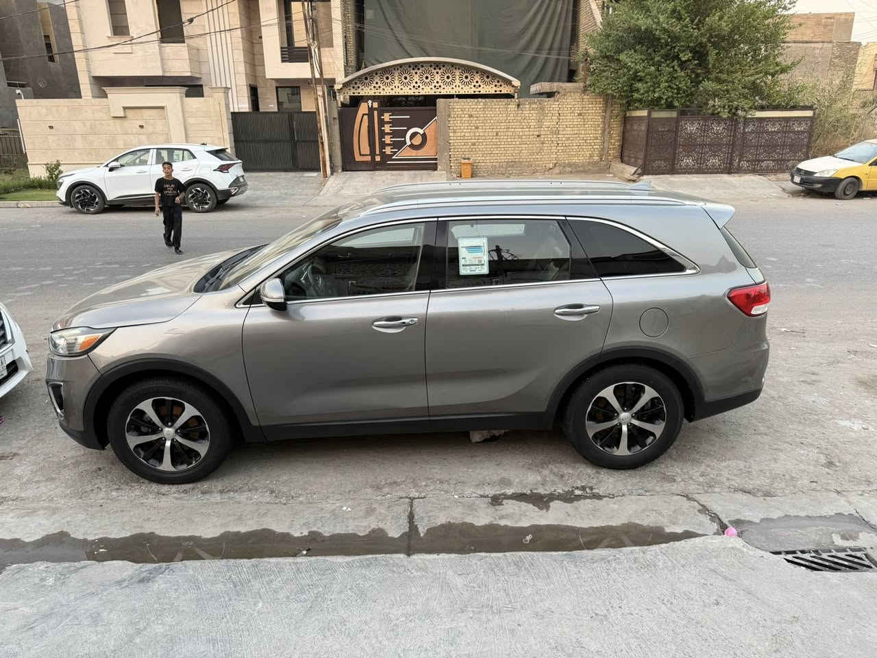 السلام عليكم لبيع كيه سورنتو موديل 2017 سياره جديده معنه لكلمه بيه قطعتين كلير فقط بدون تبديل بدون ضربه سياره ليبل واحد محرك وكير وحداديه وتخم تاير وتبريد كلهن خير من الله )موصفاته 6 سلندر 7 راكب 3 قطع تبريد بصمه رادر 3 نضمه قياده ترحيب ابواب اشير بل مري بردات بلديه قطعتين ويل كروم كامره حساس شاشه بلديه زنون هواي بيه موصفات بس معده بنرامه وصندوك كهرباي وباقي موصفات كلهن بيه بسمي تحويل ثانيوم السعر 180 وبيه مجال كلش قليل العنوان بغداد البلديات رقمي *********** غير متوجد على لفيس وشراي تصل ويدلل
