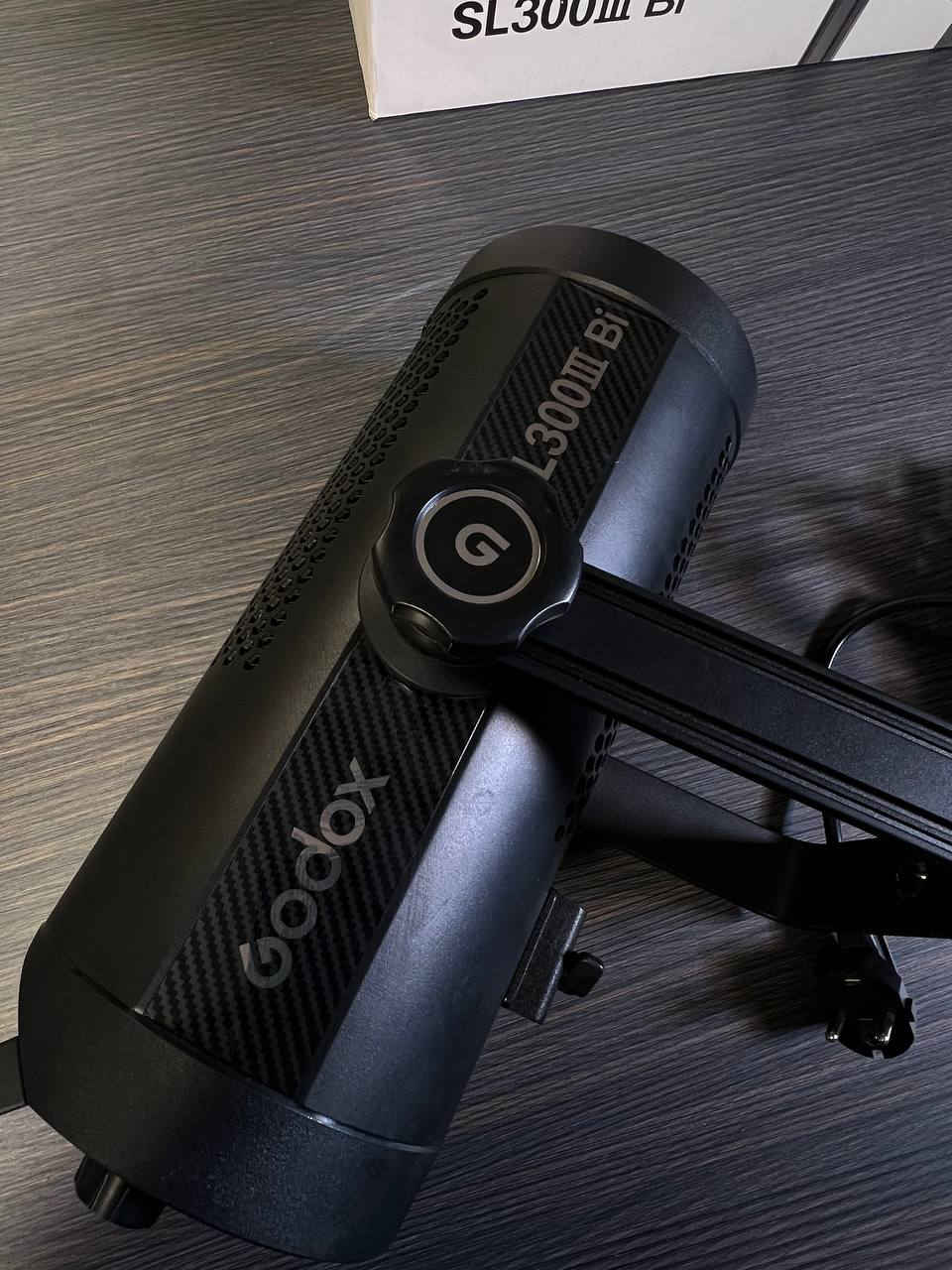 هيد لايت Godox SL300bi 

مع سوفت بوكس وحامل

اخو الجديد مستخدم قليل جدا جدا

السعر 380 الف

للاستفسار التواصل عبر الرقم:

+964 770 012 2798
