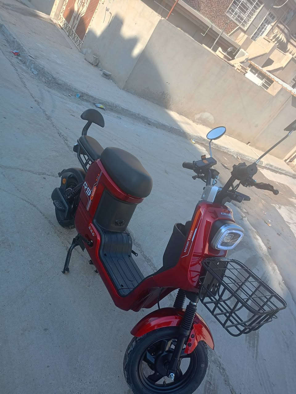 السلام عليكم
دراجه شحن للبيع 
نوع R9من شركة KOREA MR 2025
مستخدم شهر فقط
موصفات الدراجة 
أربع بطاريات دبل 22امبير شرط على فحص 
اربع سرعات السرعه 99حقيقي 70
يمشيك اكثر من 40كيلو بل شحنه الوحده
ثلاثة انضمة تشغيل سويج بصمه وكارت 
لايت عالي ناصي زينول 
دبل اشاره 
بك لايت رياضي 
بريكات دهن امامي خلفي 
الدراجه جديده بمعنه الكلمه 
السعر 500وبي مجال توصل خاص مفتوح 
رقم الهاتف ***********
مكان موصل الايمن
