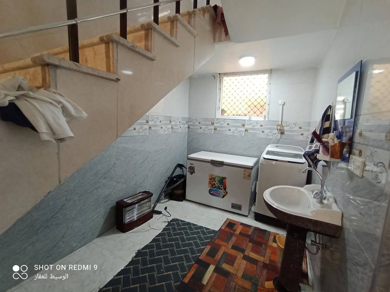 دار للبيــــــــــع  طابو صرف
مطلوب لمصرف العقاري 
يباع بتطلوعة وباقي السعر قرض يبقى وراء المشتري يسدد شهريا ( 526) ألف 

البيت مطلوب قرض (104) ألف 
سعر المقدمة 185 مليون

الموقع : حلة .. ناحية ابي غرق  ..  حي الحسين  ..  مجمع أرض بابل الطابقين 

                                                        
نـوع الـعـقار:   طابو ملك صرف 

المساحة الكلية  ( 285 ) م    
 
مبني مشتمل جانبي مساحة (100) متر 

الباقي (185) متر 
  
يتكون من طابقين  

ثلاث غرف وهول واستقبال ومطبخ وصحيات   
وحديقة كبيرة وكراج 

البيت ركن     

المجمع مغلق انشاء الله وخدمات كاملة من شوراع وأرصفة وأنارة وشبكة مجاري تصريف أمطار 
 
 راسل الصفحة لطفا 
***********
***********
#الكرامه_الطياره_حي_الحسين_المحاربين_الامير_الضباط_حي_الامام_المخابرات_الحكام_شارع٦٠شارع٤٠ مكتب الوسيط للعقار والمقاولات العامة الكائن في الكرامة شارع الكرامة الرئيسي قرب كلية المستقبل سابقا
