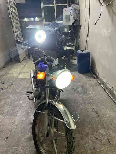 سافان للبيع 500 
الدراجة حلوه و نظيفة شلعة و معدل ما مشتغله دلفري 

دبلات بوكسر جدد ضوه عالي ناصي تانكي جدييد 

كهربائيات كاملة الدراجة ماتوكفك

و اوراق مال كمرك وياها يعني تترقم مكاني السيدية 

مستعجل عالبيعة كلش الصندوك و الكماليات وياها 

وااتتساااببب ***********
