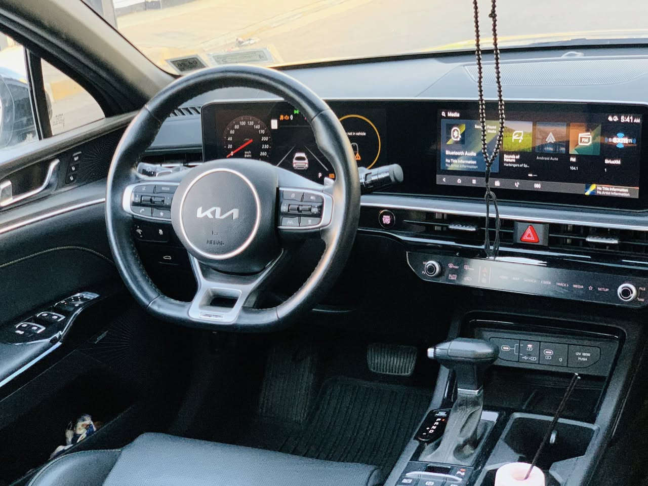 سلام عليكم 
للبيع

 K5 2025  بدون رقم دخول جديد 
GT  T2500  ماشيه 14 
فول الفول مواصفات 1/1
اعلئ مواصفات K5
بدون ايرباك فقط برده وحده راجعه سستم بلادي
حادث سياره 3 قطع قطعتين تبديل وقطعه وحده صبغ
عنوان بغداد الزعفرانية 
الرقم 📞 ***********
