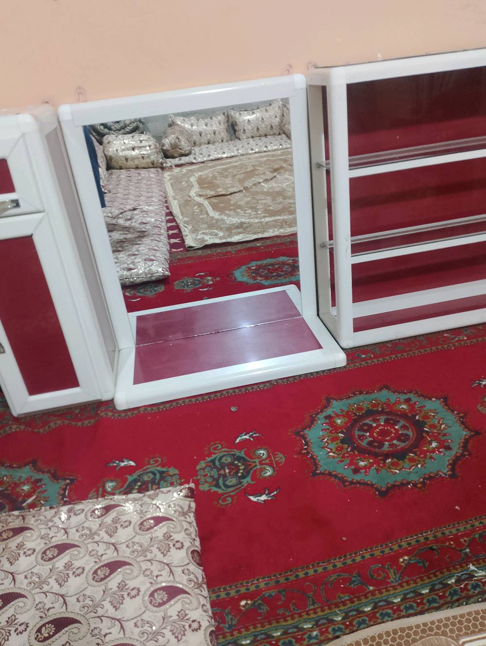 للبيع طقم ديكور حلاقة كامل (3 قطع) بتصميم أنيق وعملي جداً، مصنوع من الألمنيوم الدرجة الأولى (مقاوم للرطوبة والحرارة):
مراية حلاقة واسعة: مع إطار ألمنيوم أبيض وتطعيم أحمر، تعطي مظهر فخم للمكان.
ميز (جاروف) جانبي: يحتوي على درج ومساحة تخزين للمكائن والمعدات، مع يدات كروم حديثة.
رفوف عرض (فاترينة): تحتوي على رفوف زجاجية، مثالية لعرض العطور، الكريمات، أو أدوات الحلاقة.
المميزات 💰 السعر المطلوب: 100 ألف دينار عراقي (سعر قفل وبلاش بالنسبة لنظافته) للتواصل:
عبر الرسائل 