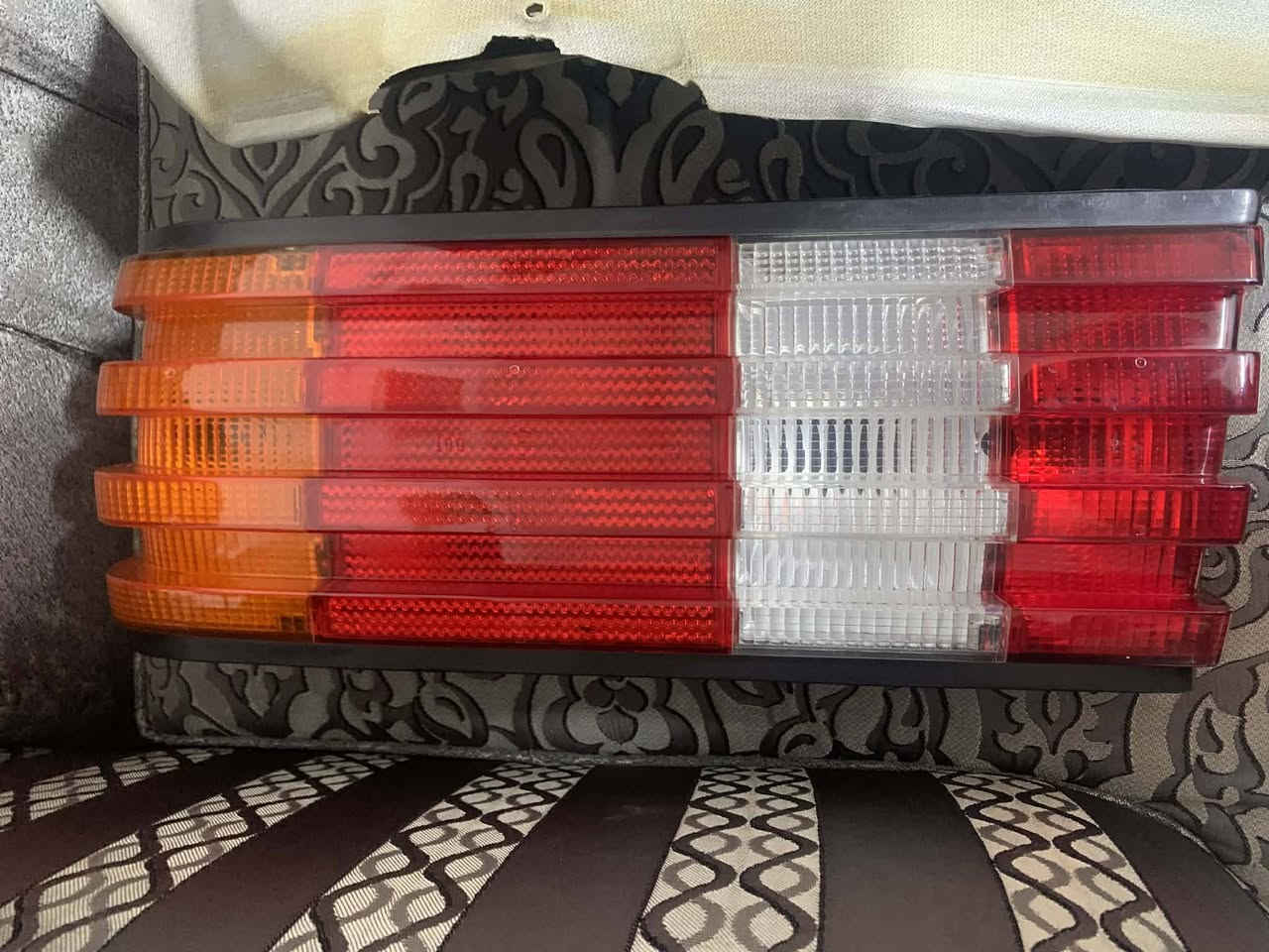 سلام عليكم للبيع بك لايتات زوج وارد يابان هنه وقواعدهن سعر 200الف مكاني بغداد البنوك للتواصل *********** او ***********
