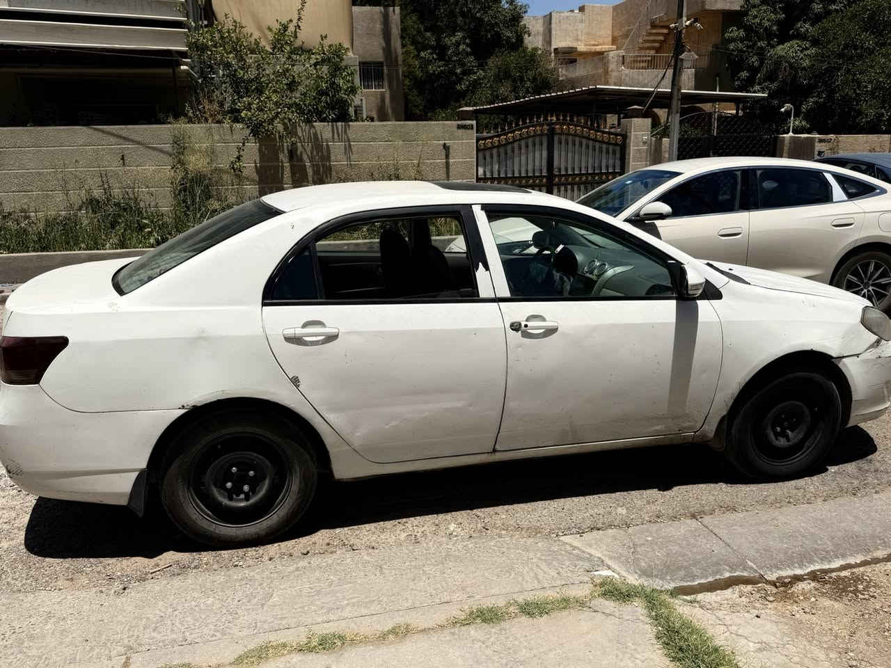 للبيع: BYD G3 موديل 2013 
السيارة  رقمها بغداد جديد 
باسمي تحويل ثاني يوم 
المواصفات:
بصمة تشغيل وأبواب.
فتحة سقف (طكتين).
كشنات جلد بلادي.
تحكم ستيرن.
تخم تاير جديد 
حداديه كامله 
سياره جاهزه 
حساسات خلفية بلادية + إشارات بالمرايا.
تخم تايرات جديد.
المحرك خير من الله 
 والكير مابي شي 
 والتبريد يرادله صيانه وغاز
بيها 3 قطع بنيد وجاملغ وباب   بدون دواخل 
الشراي يجي و يشوف و يدلل 

عامريه شارع العمل الشعبي 
***********السعر:45 ورقة وبيها مجال]

