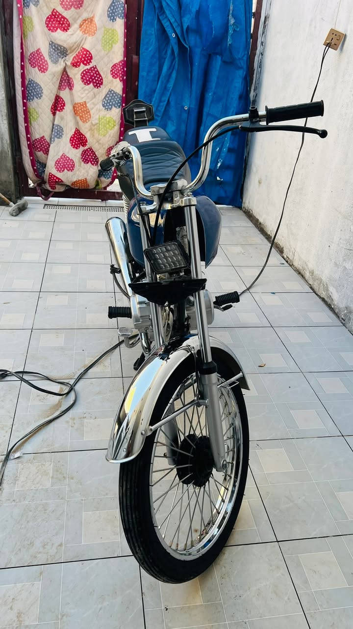 السلام عليكم دراجه نامه اوراق استنساخ اصل ١٧ معمره ٢٥ دراجه وين ما تريد تروح بيه روح المكينه تشك الكاع حلوه ونظيفه خير من الله دراجه شوفت عينك توني معمرها المكينه مبدل بيه بس بوشه او اصليه شرط دراجه ماعوزه اي شي سعر الدراجه ٧٠٠ للشراي بيه مجال المكان ذي قار النصر هذا رقمي للتواصل ***********
