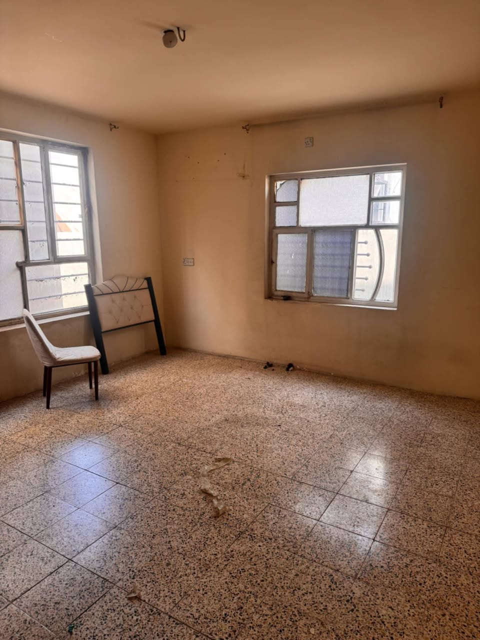 السلام عليكم
للإيجار عوائل صغيره فقط 
بيت طابق ثاني غرفة وصالة مساحة تقريبا 75 متر
مدخل خاص معزول 
مخزن صغير جوه الدرج مع سطح كبير 
الصور تقريبا موضحة كلشي 
العنوان : الدورة شرطة ابو طيارة قرب ماركت الريان 
ايجار 400 الف + 150 الف تأمين تسترجع في حال عدم وجود ضرر بالبيت وفي حال الخروج من البيت يتم التبليغ قبل شهرين من الخروج 

ملاحظة :: البيت من صاحب العقار يعني مو مكتب( بدون دلالية ) .. بس مبلغ كتابة عقد فقط 
للجادين فقط 
***********
متوفر وتساب على الرقم
