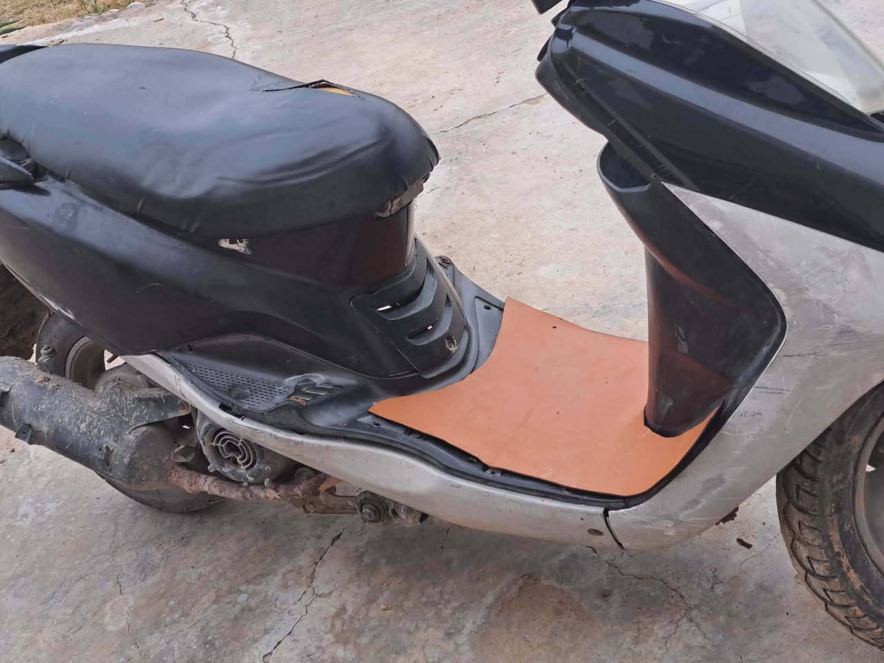 السلام عليكم دراجه بريز ياباني سرعه 140كابريتا مثل ماموضحه بالصور محرك نضيف بدون تنقيص ولاتبخير باتري جديد تشغيل سلف وهندر سعرها 300وبيها مجال رقم تلفون *********** مكان الحصوه شارع الدايره
