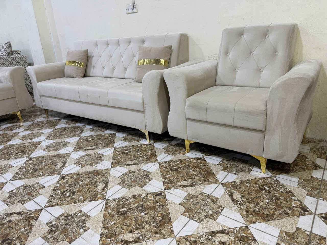 ئةم تاقم قةنةفة 10نةفةريية 
بؤفرؤشتن دةسكردي سليمانية 
شتيكي پاكوپختةية بيعيبة 
ژ.م***********
شوين كةلار
