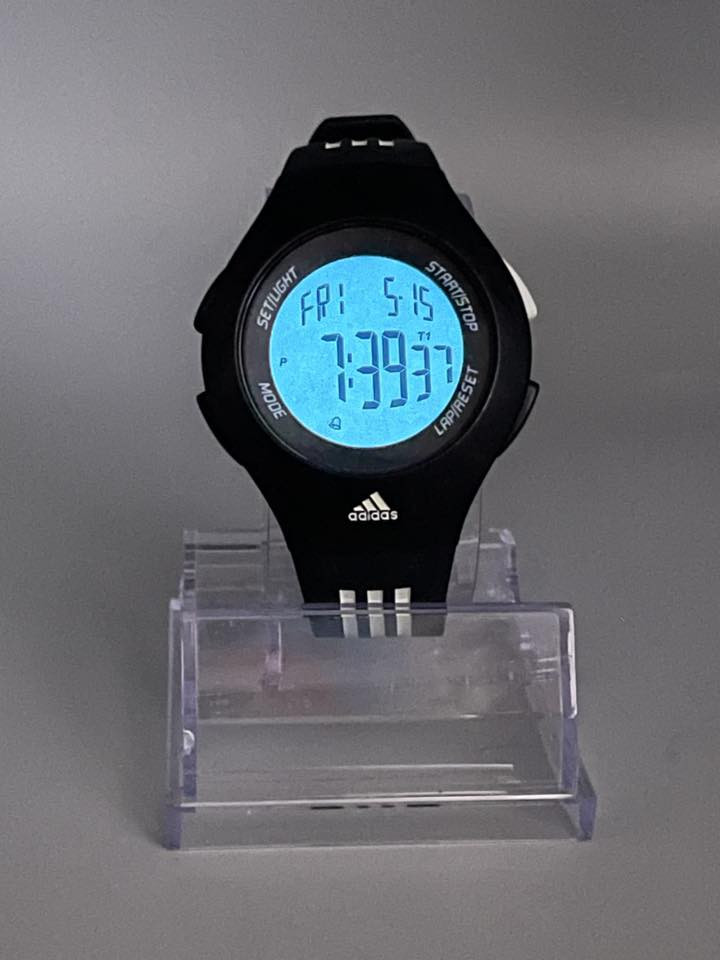 ساعه Adidas Performance اورجينال نضافة 100‎%‎

كرونوغراف

قطر الهيكل 38 ملم 

مقاومة للماء حتى عمق 50 مترًا

شاشة رقمية رمادية محمية بزجاج أكريليك مقاوم للخدوش الخفيفة، وتدعم الإضاءة الخلفية لرؤية واضحة في الظلام 
الهيكل مصنوع من مادة البولي كربونات باللون الأسود المطفي
سوار مدمج من السيليكون المرن باللون الأسود، يزينه شعار الخطوط الثلاثة الكلاسيكية باللون الأبيض.

———————————————-

يوجد توصيل 🚚 ( بغداد - محافظات العراق )

☎️رقم الهاتف : ***********

للحجز - دايركت
