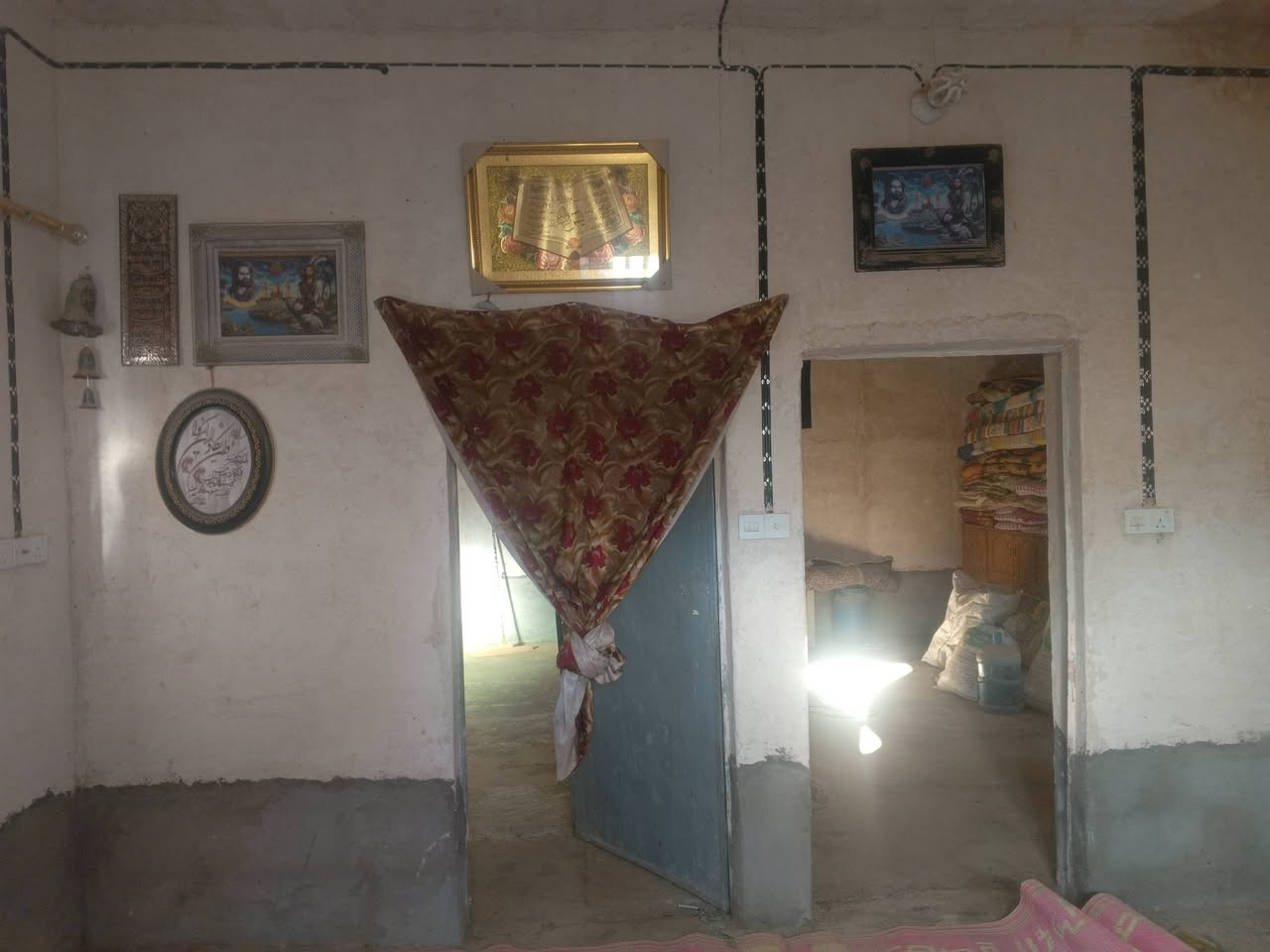 سلام عليكم
بيت للبيع 
مساحته 150
طابو صرف بسمنه 
بجهه اليمنه قريب عل مدرسه وشارع 40
للبيت بي غرفتين وصاله وثنين مكشوفات 
والاستقبال والمطبخ ما مسكوفات 

سعر 22
وبي مجال قليل 
***********
