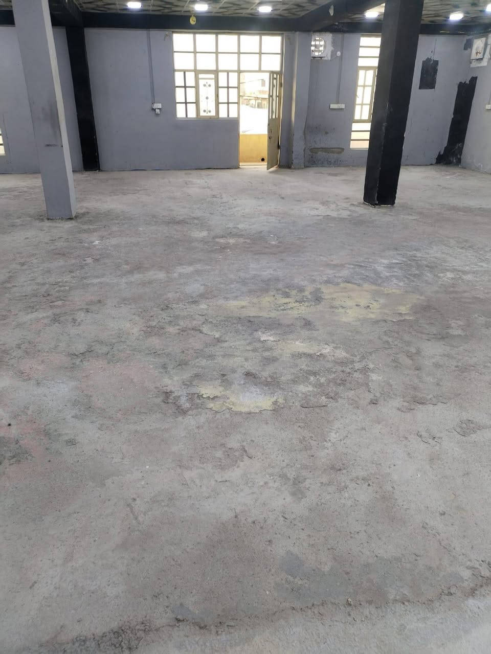 سلام عليكم 
قاعة كبيرة الايجار طابق ثاني في سوق المفرق مساحة 300 متر فيها غرفة و مجمع صحيات كاملة للتواصل يرجى الاتصال *********** ابو اوس
