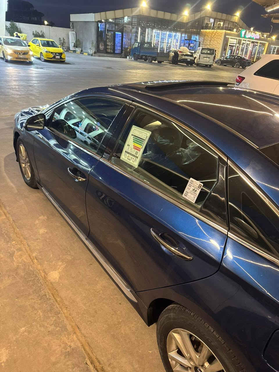 السلام عليكم 
سوناتا سبورت فول  موديل 2018 
حادث اربع قطع بيها فقط من امريكا 
بنيد جاملغين وطخه خفيفه خلفي بدون دواخل 
المواصفات معروفه فول فول 
كير محرك  مكفوله اتراي من الشمال للجنوب
ما يعجبك اعبر المنشور
 بياع شراي لا توصل حبي 
سياره كامله بغداد باسمي
السعر 127 
*********** بغداد, العراق
