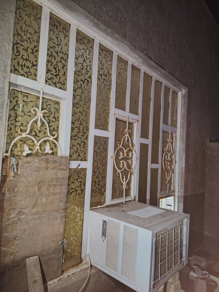 سلام عليكم
شباك
2.5×2
 طول مترين وعرض متربن ونص 
الاطار ساگية حديد. ثقيل  
كامل وياه جام 

....................................... 
بردات تفصال عدد 4 
١/ارتفاع 3وعرض 3 
٢/مالت الباب 3×3

والباقيات مترين ونص. ×3
التواصل واتساب *********** السماوا, المثنى
