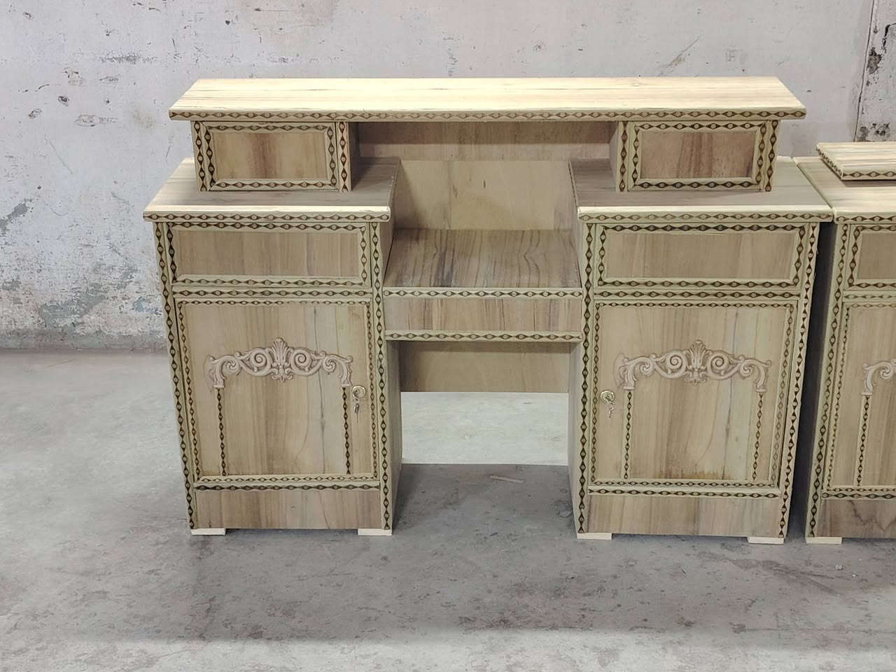 سلام عليكم من رخصت الدمن المحترم نواعم الو توابع شغل درجة اولئ الزاوية برتفاع الكنتور ميز طابقين٤مجرات والكومديات باب ومجر وسويج شغل حلو ومرتب نقش حاميل سويجات الميز ارتفاع متر مكان المعمل بغداد كسرة وعطش للستفسار التصال بل رقم *********** ثاني *********** ابو عباس لنجار (السعر ١٦٠ الف)
