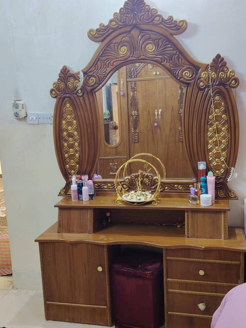 السلام عليكم غرفة اخشاب للبيع جديددة مستخدمة شي قليل ام الملحق شغلهة درجة اولى مودايح ***********
