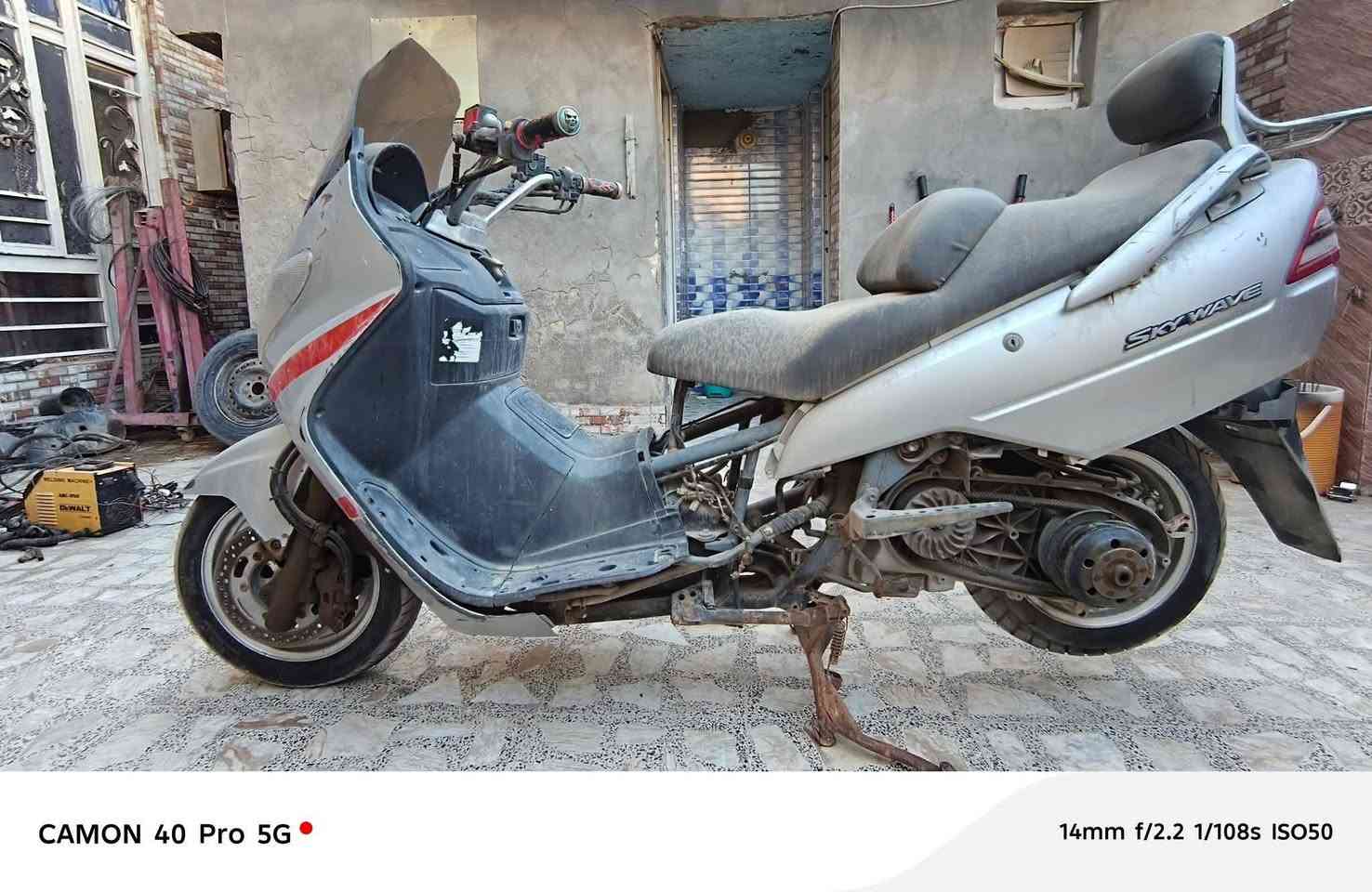 السلام عليكم 
للبيع دراجة سكاي ويف 250cc (2002) كابريتر
كوم حديد بدون اوراق دراجة كايمة و مفصخة غراضها موجودة كفراتها موجودة الدراجة ضفيرتها و كهربائياتها كلهن شغالات بلاديه دشبولها شغال رايدها ب 250 الف و بيها مجال للطيبين.
مكاني بالكوت.
***********
***********
