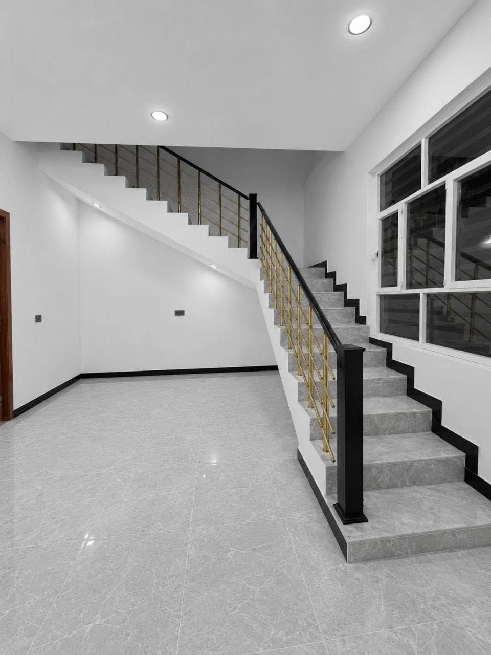 بيت 100 متر 10 × 10 بناء درجه اولى وشغل حديث
بالاسكان الصناعي قرب شارع الحولي بل3000 شارع تبليط
البناء // طارمه استقبال وصاله وغرفه ومطبخ وصحيات داخليه وخارجيه ومنور
السعر والتفاصيل اتصل ***********
