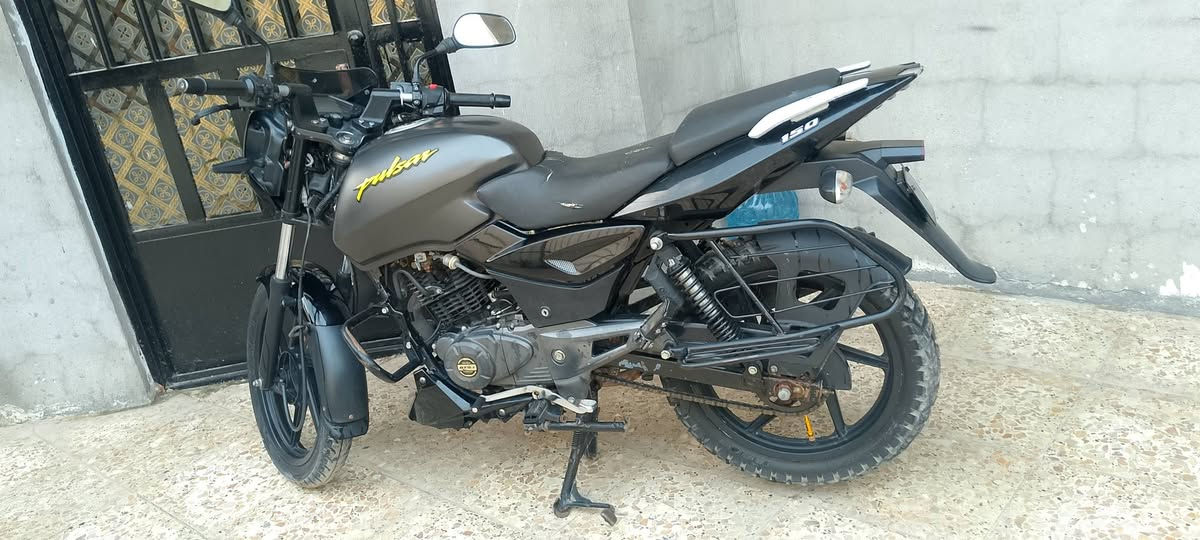 بولسر نيو 150 دراجه نظيفه كلشي بيه شغال ماشيه37 موديل21 
نقص كفر جانبي فقط بدون اوراق اكفلك كلشي تاخذها من البيت 
*********** المكان بغداد الراشدية مقابيل الحسينية السعر  مليون وترهم مراوس اب ايراني فوكاها فرق
