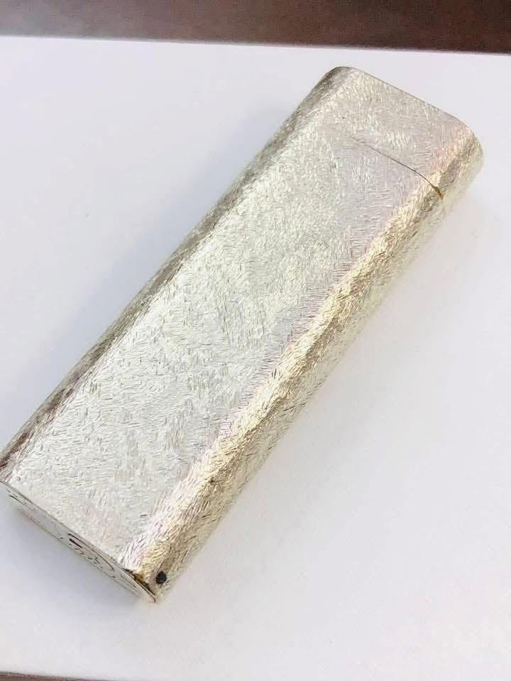 قداحه كاتير ( Cartier) 
من مجموعة دار الازياء الفرنسية الشهيرة 
نقش  ذهب مميزة نوادر   
انتاج الثمانينات  
السعر ١٦٠ دولار 
للاتصال ***********
